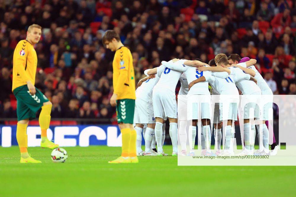 England team huddle prior to kick off - England vs. Lithuania - UEFA EURO EM Europameisterschaft Fussball 2016 Qualifier - Wembley Stadium - London - 27 03 2015 Pic Philip Oldham Sportimage .