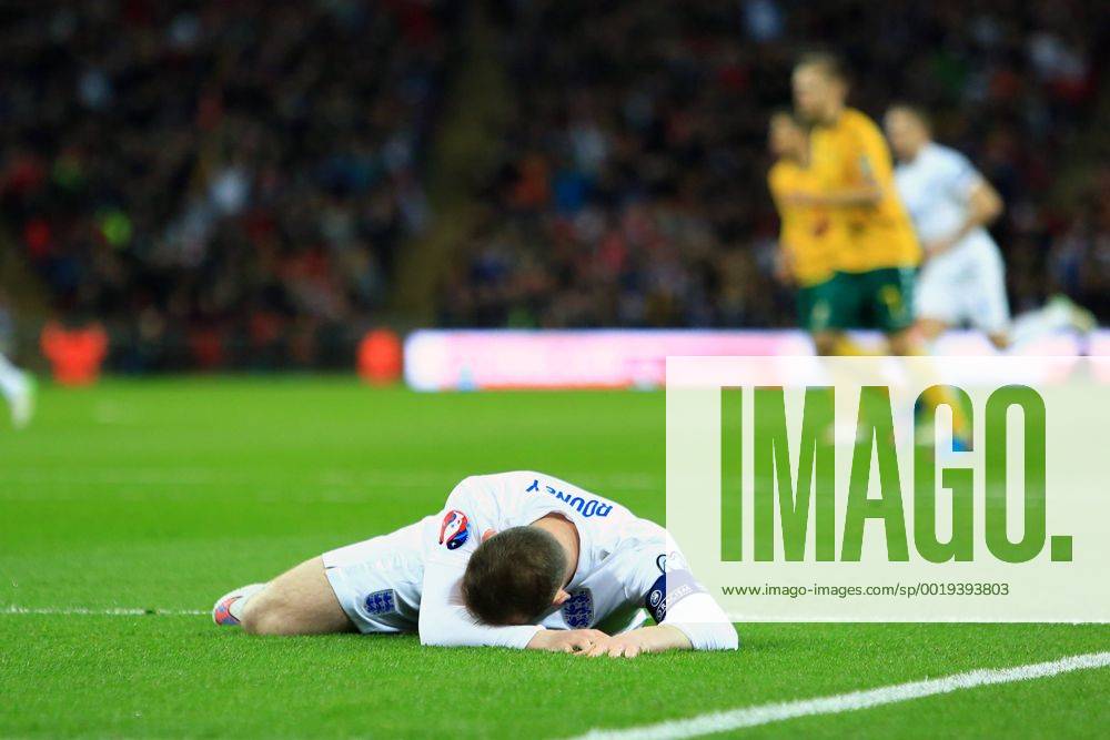 Wayne Rooney of England looks dejected having hit the post - England vs. Lithuania - UEFA EURO EM Europameisterschaft Fussball 2016 Qualifier - Wembley Stadium - London - 27 03 2015 Pic Philip Oldham Sportimage .