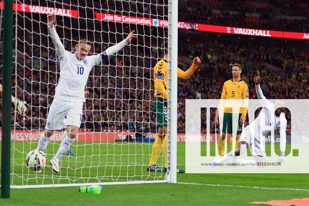 Danny Welbeck and Wayne Rooney of England celebrate the second goal - England vs. Lithuania - UEFA EURO EM Europameisterschaft Fussball 2016 Qualifier - Wembley Stadium - London - 27 03 2015 Pic Philip Oldham Sportimage .