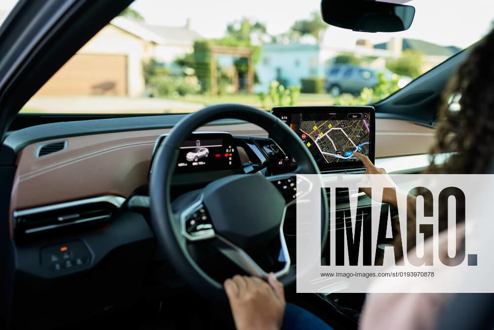 Woman holding steering wheel using GPS system in electric car Los Angeles, California, United States CR_JAJEES221114-1070924-01 ,model released, Symbolfoto