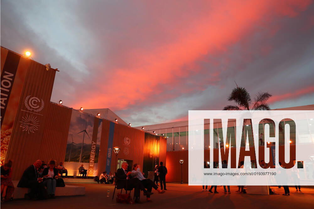 (221115) -- SHARM EL-SHEIKH, Nov. 15, 2022 -- Participants enjoy the sunset at the venue of the 27th session of the Conference of the Parties (COP27) to the United Nations Framework Convention on Climate Change, in Sharm El-Sheikh, Egypt, Nov. 14, 2022. ) EGYPT-SHARM EL-SHEIKH-COP27 SuixXiankai