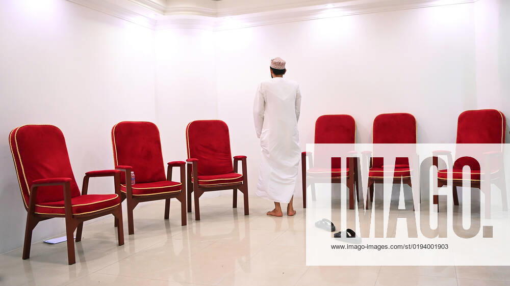FOOTBALL World Cup 2022 preparation Germany in Oman 15 11 2022 Press conference of the German national team before the test match against Oman An Omani journalist praying in the press room.