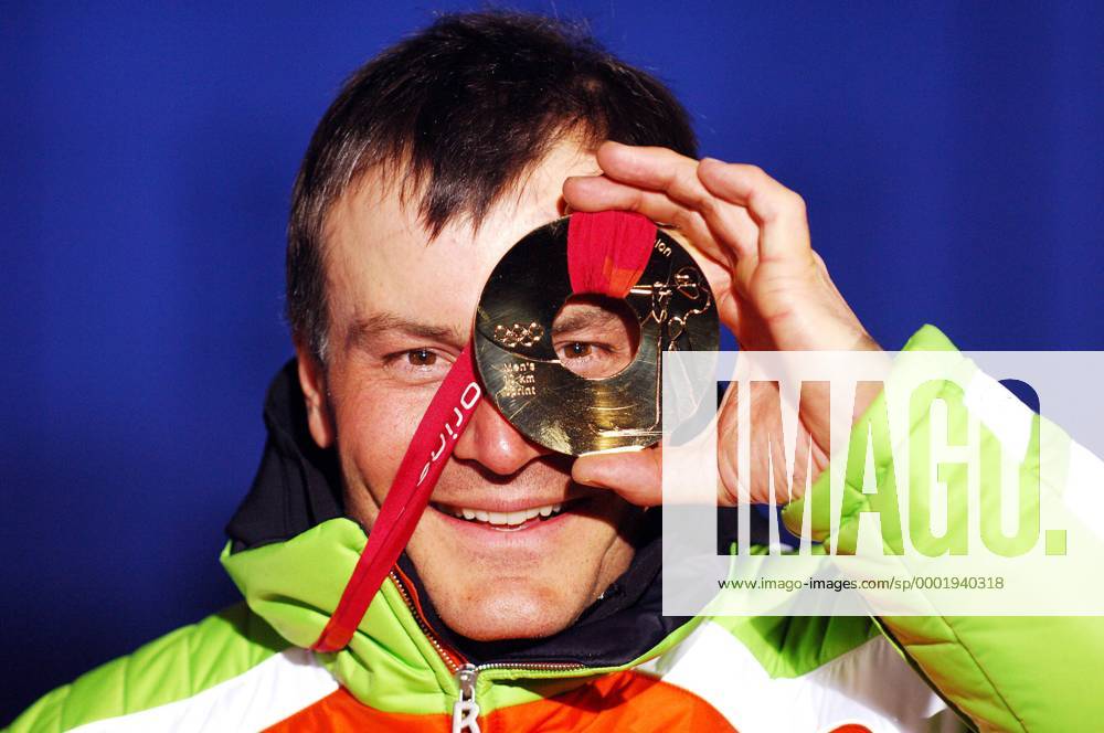 Olympiasieger Sven Fischer (Deutschland) hat den goldenen Durchblick Sven Fischer gewann bei den Olympischen Spielen in Turin 2006 seinen einzigen Einzeltitel im Biathlon. Insgesamt kam er mit 4xGold, 2xSilber und 2xBronze auf 8 Olympische Medaillen. Biathlon OS Winter Herren Olympische Spiele Turin 2006, Winterspiele, 10km, 10 km, Sprint Einzelbild Medals Plaza Turin Freude,