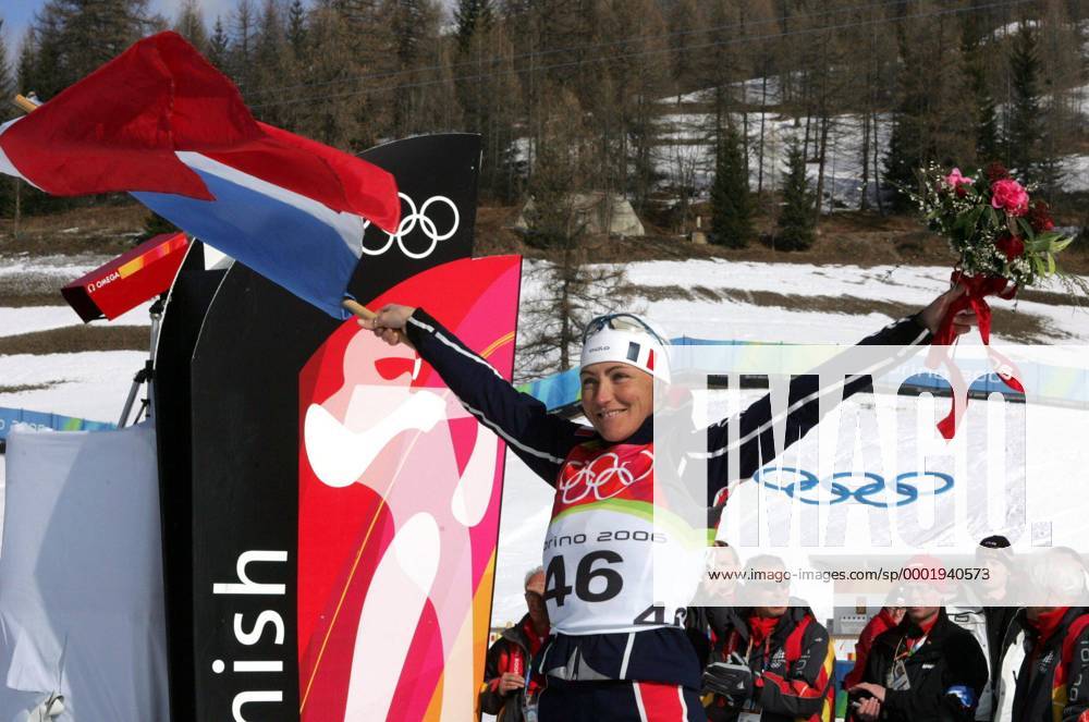 Siegerehrung Biathlon 7,5km Sprint: Olympiasiegerin Florence Baverel Robert (Frankreich) jubelt Biathlon OS Winter Damen Olympische Spiele Turin 2006, Winterspiele, 7,5km, 7,5 km, Kilometer, Sprint, Einzelbild pan12689 Cesana San Sicario Freude,