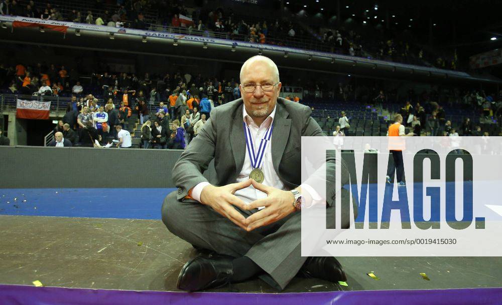 Mark Lebedew (Trainer BR Volleys), nachdenklich nach dem Spiel BR Volleys Berlin-PGE Skra Belchatow Volleyball CEV Champions League 2014 2015, CEV Deniz Bank, Final Four, Spiel um Platz 3, kleines Finale Herren, Männer, Maenner, men, Volleyball, Deutschland, Germany, Max-Schmeling-Halle Berlin