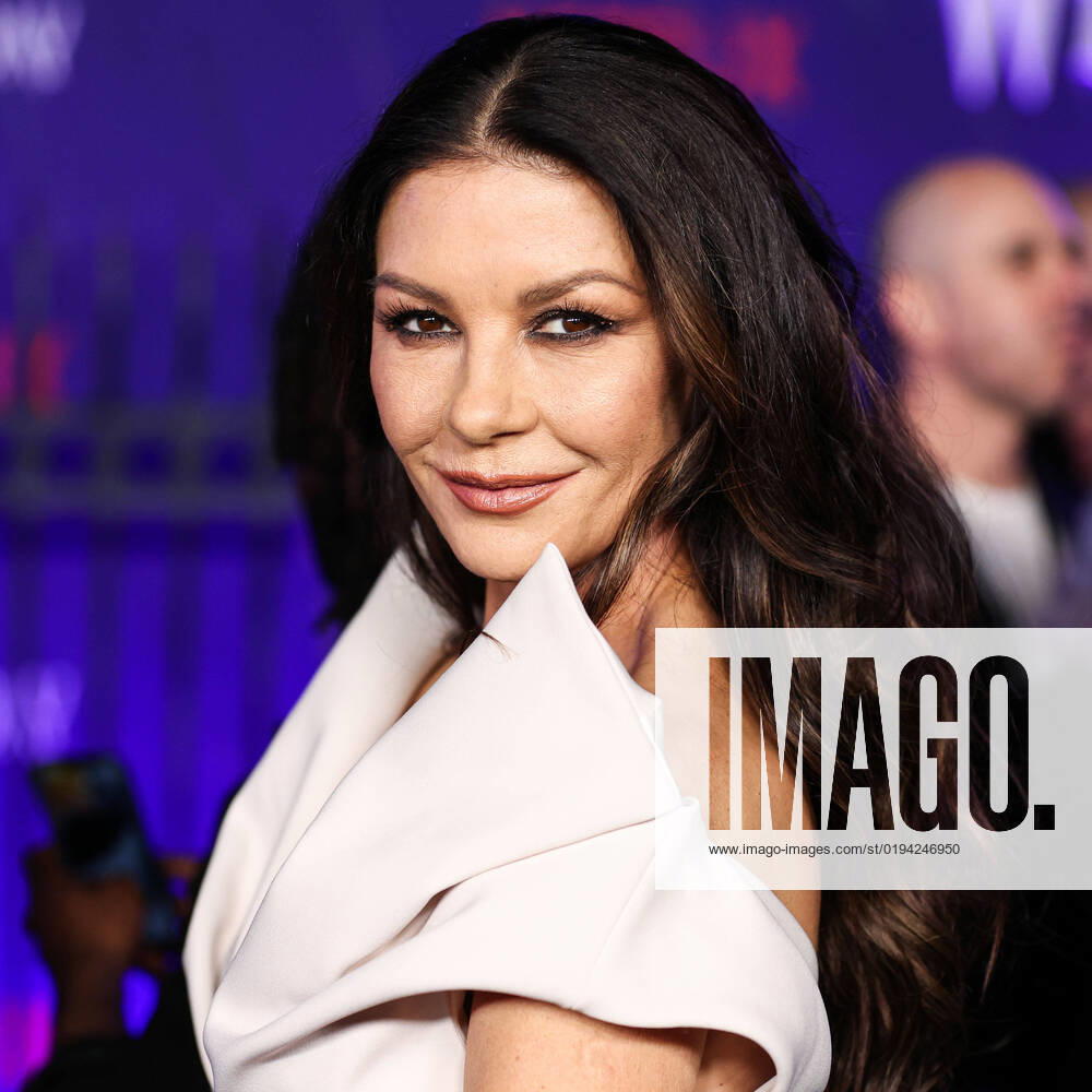 Bilder des Jahres 2022, Entertainment 11 November Entertainment Themen der Woche KW46 World Premiere Of Netflix s Wednesday Season 1 Welsh actress Catherine Zeta-Jones wearing Maticevski arrives at the World Premiere Of Netflix s Wednesday Season 1 held at the Hollywood American Legion Post 43 at Hollywood Legion Theater on November 16, 2022 in Hollywood, Los Angeles, California, United States. Hollywood American Legion Post 43 at Hollywood Legion Theater, Hollywood, Los Angeles, California California United States
