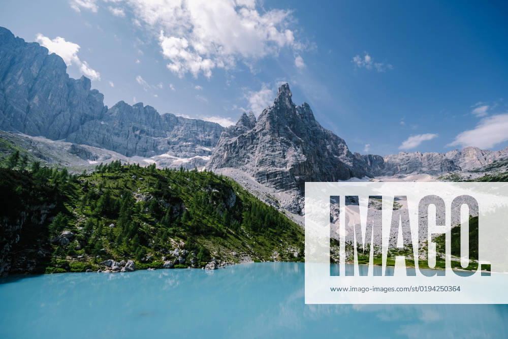 IMAGO Creative: Sommer, In den Bergen Morning with clear sky on Lago di Sorapis in italian Dolomites,milky blue lake Lago di Sorapis, Lake Sorapis, Dolomites, Italy Morning with clear sky on Lago di Sorapis in the Italian Dolomites, milky blue lake Lago di Sorapis, Lake Sorapis, Dolomites, Italy.