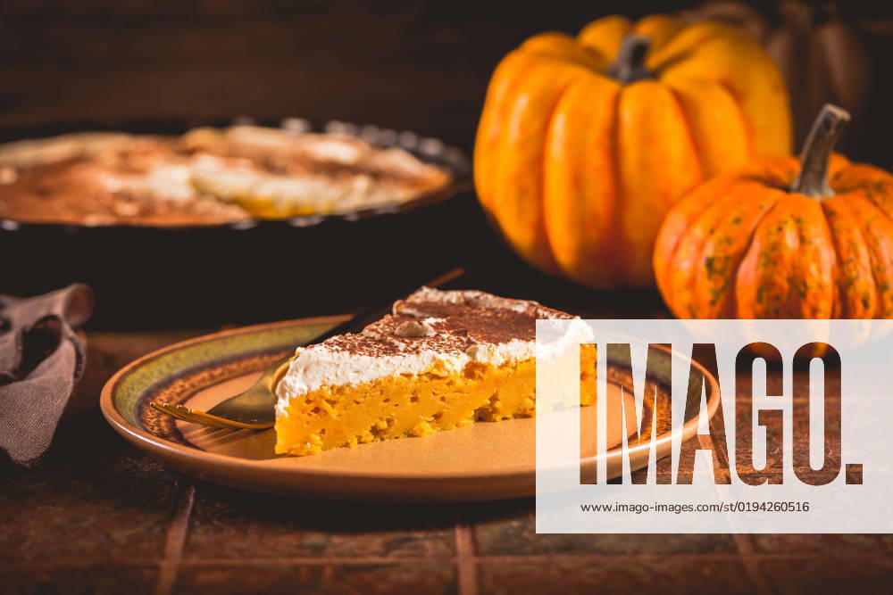 IMAGO Creative, Herbst, Food, Pumpkin Pie IMAGO Creative: Herbst, Kulinarische Klassiker Homemade pumpkin pie with icing for Thanksgiving Homemade pumpkin pie with icing for Thanksgiving