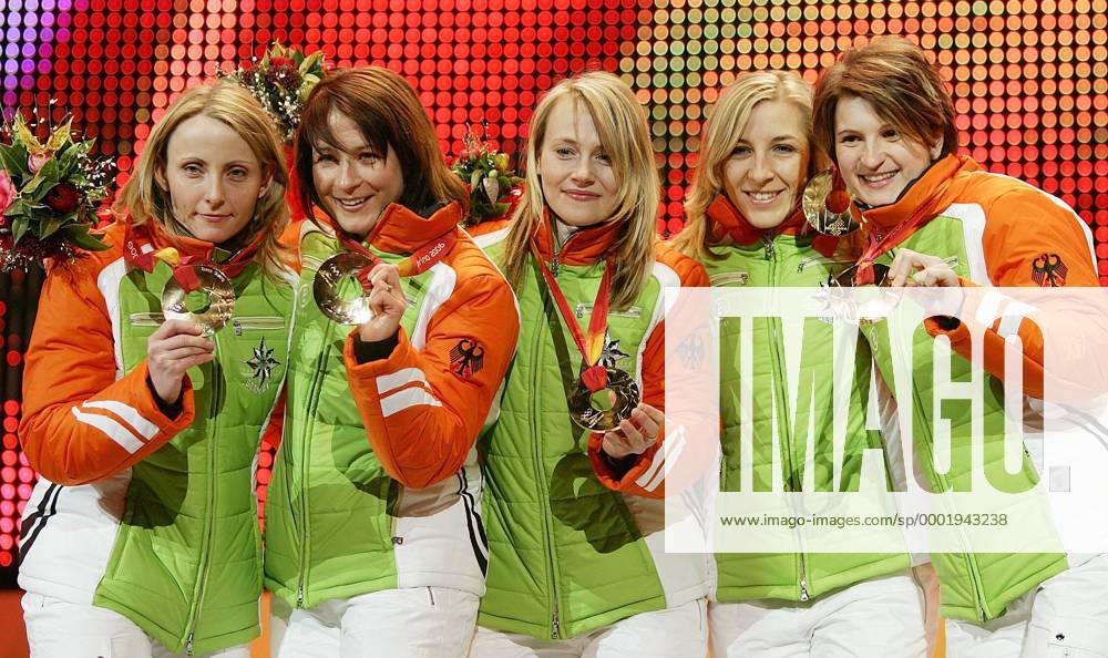 Deutschland ist Olympiasieger im Teamwettbewerb der Damen, v.li.: Sabine Völker, Claudia Pechstein, Lucille Opitz, Anni Friesinger und Daniela Anschütz Thoms präsentieren ihre Goldmedaillen Eisschnellauf OS Winter Damen Olympische Spiele Turin 2006, Winterspiele, Verfolgung, Teamverfolgung, Teamwertung, Goldmedaille Gruppe Medals Plaza Turin Freude,