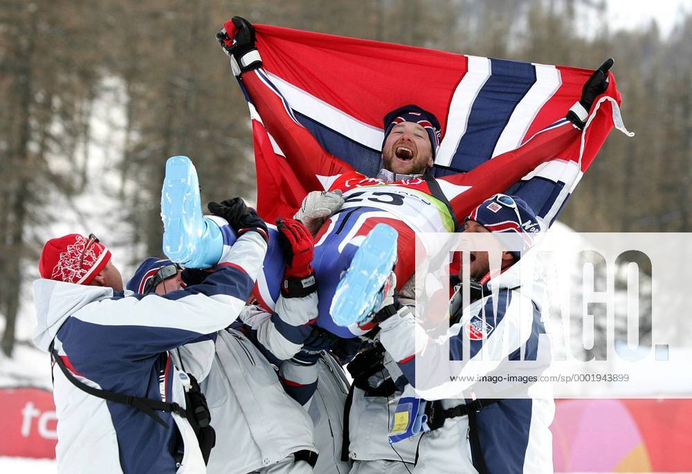 Kjetil Andre Aamodt (Norwegen), Olympiasieger im Super G, lässt sich von seinen Trainern feiern Alpiner Skilauf OS Winter Herren Olympische Spiele Turin 2006, Winterspiele, Ski Alpin, Skisport, Super G Gruppe Sestriere Borgata Freude, Begeisterung,