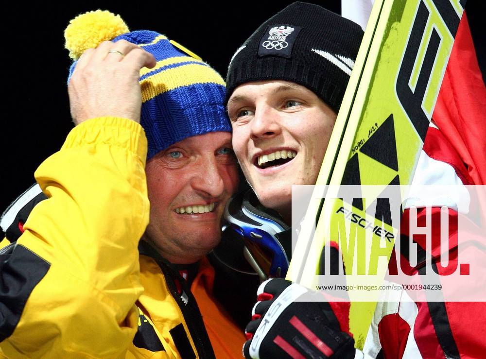 Olympiasieger Thomas Morgenstern (Österreich) wird von seinem zu Tränen gerührten Vater umarmt Skispringen OS Winter Herren Olympische Spiele Turin 2006, Winterspiele, Skisprung, Nordischer Skisport, Ski Nordisch Gruppe Pragelato Freude, Begeisterung,