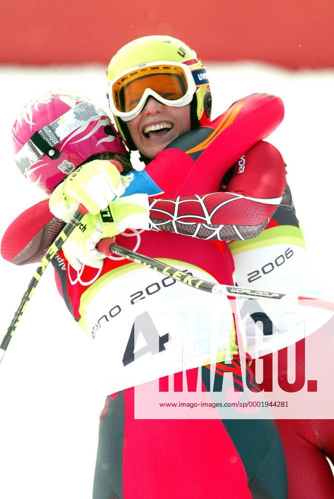 Marlies Schild (Österreich, re.) umarmt Olympiasiegerin Janica Kostelic (Kroatien) Alpiner Skilauf OS Winter Damen Olympische Spiele Turin 2006, Winterspiele, Ski Alpin, Skisport, Kombination Abfahrt Gruppe San Sicario Fraiteve Freude, Kameradschaft,