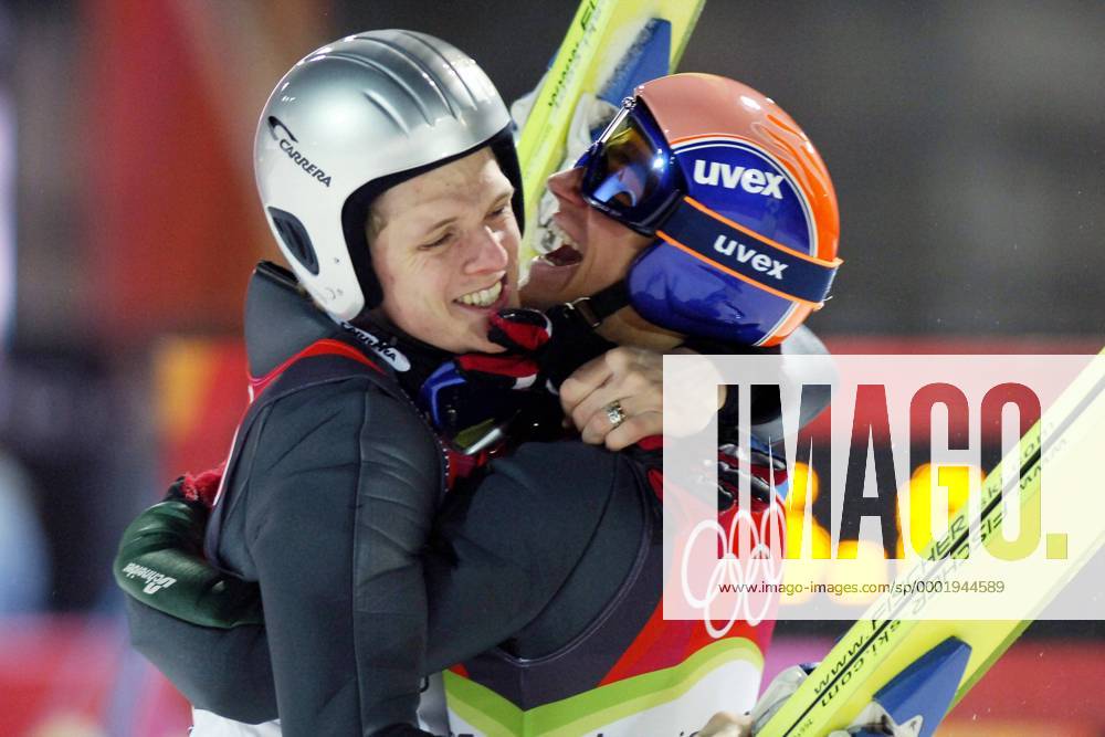 Olympiasieger Thomas Morgenstern (li.) und der Zweitplatzierte Andreas Kofler feiern den österreichischen Doppelsieg auf der Großschanze Skispringen OS Winter Herren Olympische Spiele Turin 2006, Winterspiele, Skisprung, Ski Nordisch, Nordischer Skisport Gruppe Pragelato Freude,