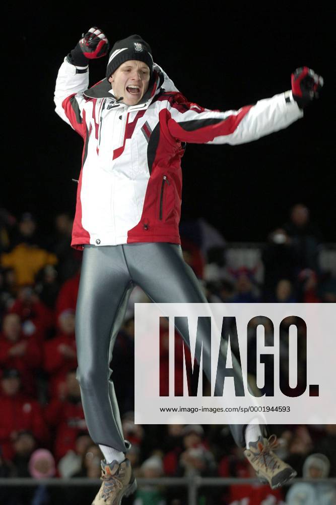 Olympiasieger Thomas Morgenstern (Österreich) hüpft jubelnd aufs Podest Skispringen OS Winter Herren Olympische Spiele Turin 2006, Winterspiele, Skisprung, Ski Nordisch, Nordischer Skisport Einzelbild Pragelato Freude,