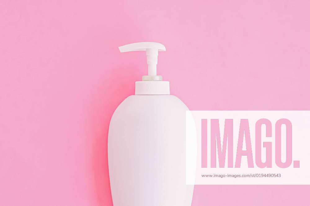 IMAGO Creative, Jahreszeit Sommer, Sonnenschutz Bottle of antibacterial liquid soap and hand sanitizer on pink background, hygiene product and healthcare Bottle of antibacterial liquid soap and hand sanitizer on pink background, hygiene product and healthcare, flatlay