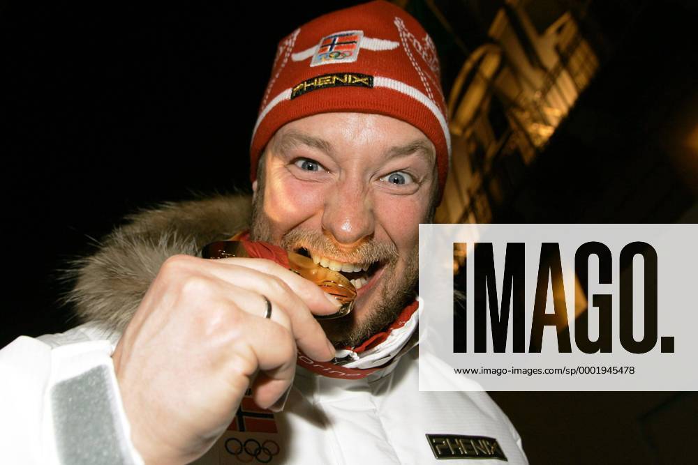 Super G Olympiasieger Kjetil Andre Aamodt (Norwegen, li.) prüft die Echtheit seiner Goldmedaille - Alpiner Skilauf Herren Olympische Spiele Turin 2006, Winterspiele, Ski Alpin, Skisport, Super G Porträt Medals Plaza Turin