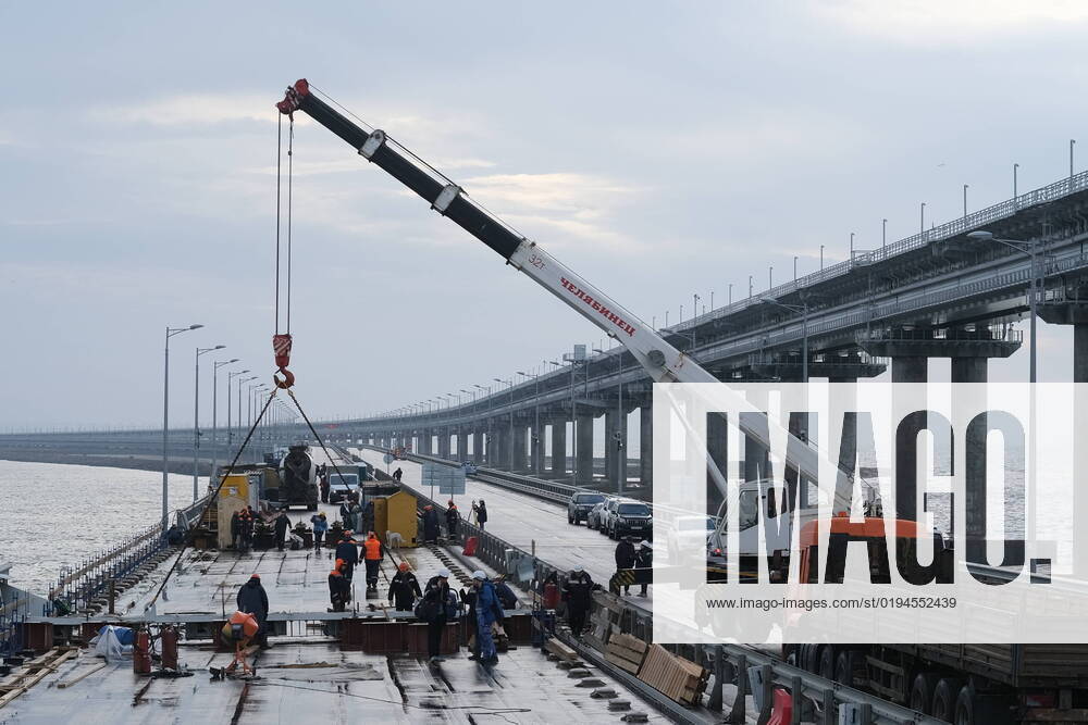 RUSSIA, CRIMEA - NOVEMBER 19, 2022: Installing the last forth span of the road section of the Crimean Bridge. A truck explosion caused two spans of the road section of the bridge to partially collapse on October 8, 2022. Rosavtodor Press Office TASS 55972540