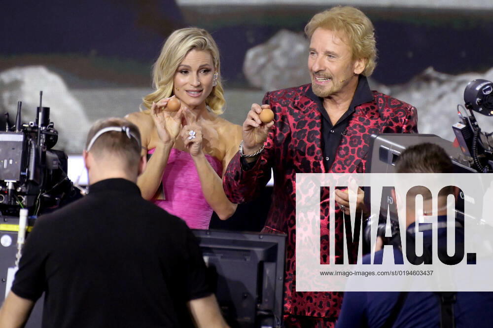 Michelle Hunziker and Thomas Gottschalk on the ZDF entertainment show Wetten, dass live from Messe Friedrichshafen Friedrichshafen, 19 11 2022 Foto:xF.xFuturexImage