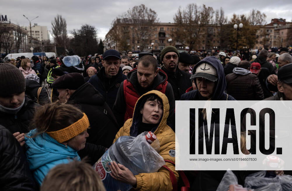Bilder des Jahres, News 11 November November 19, 2022, Kherson, Ukraine, Ukraine: Residents stand in lines for humanitarian aid in Kherson. Kherson was officially liberated after nine months of Russian occupation on November 11, 2022. Kherson Ukraine - ZUMAj167 20221119_zip_j167_105