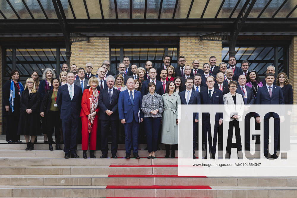 Family photo in the framework of the 3 Support Conference for Moldova in Paris, 21 11 2022 Paris France