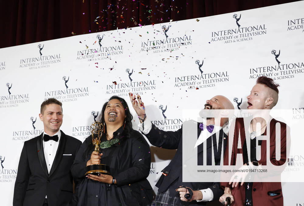 Bilder des Jahres 2022, Entertainment 11 November Entertainment Themen der Woche KW47 Craig Gainsborough-Waring (L), Cole Meyers (R) and director Max Currie (2nd R) pose with their award for Best Short-Form Series for Rurangi at the 50th International Emmy Awards in New York City on Monday, November 21, 2022. NYP20221121346 JOHNxANGELILLO