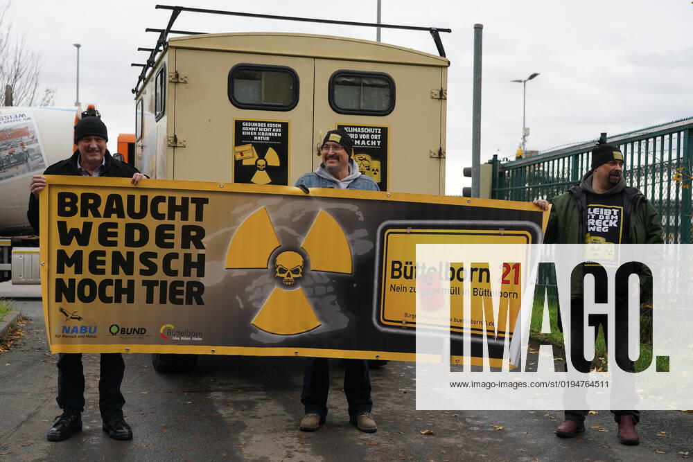 Protest of BI Büttelborn 21 against the storage of free-measured waste from Biblis Büttelborn 22 11 2022 Protest at the landfill against the allocation of free-measured waste from the nuclear power plant Biblis