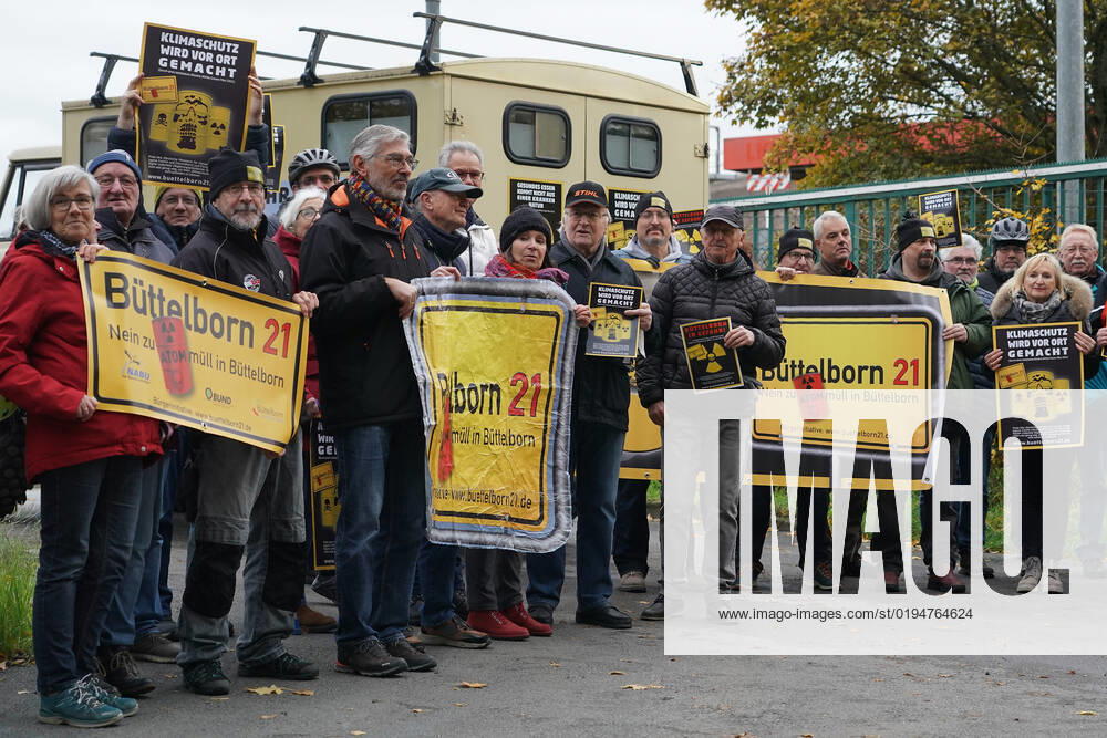 Büttelborn citizens and the BI Büttelborn 21 protest against the allocation of nuclear waste Büttelborn 22 11 2022 Protest at the landfill against the allocation of released waste from the nuclear power plant Biblis