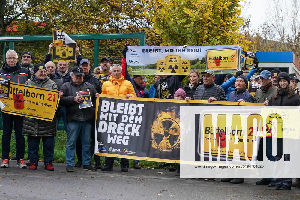 Büttelborn citizens and the BI Büttelborn 21 protest against the allocation of nuclear waste Büttelborn 22 11 2022 Protest at the landfill against the allocation of released waste from the nuclear power plant Biblis