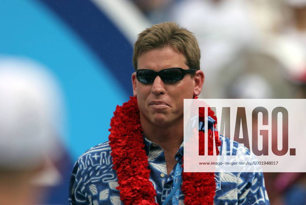 Ex Dallas Cowboys Quarterback Troy Aikman in legerem Outfit am Rande des Pro Bowls 2006 - (Icon77412166) American Football Herren NFL Pro Bowl 2006, Probowl, All Star Game, Allstar, Allstargame Einzelbild Honolulu Hawaii