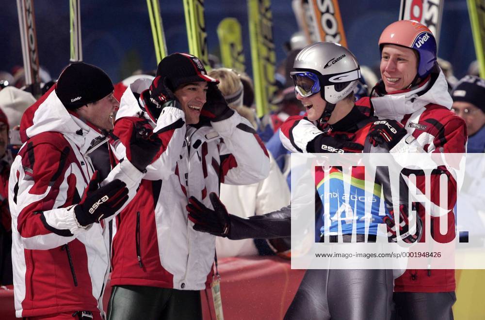 Team Österreich bejubelt Thomas Morgenstern (2.v.re.) der den Olympiasieg perfekt gemacht hat, v.li. Andreas Widhölzl, Andreas Kofler und Martin Koch Skispringen OS Winter Herren Olympische Spiele Turin 2006, Winterspiele, Nordischer Skisport, Ski Nordisch, Skispringen Gruppe Pragelato Freude,