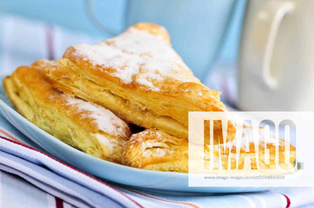 IMAGO Creative, Food, Gebäck, Apfeltaschen Apple turnovers pastries with coffee cups in the background , 713645.jpg, pastry, pastries, apple, turnover, turnovers, fresh, bake, baked, bakery, food, dessert, desserts, plate, coffee, cup, cups, mug, mugs, freshness, sweet, sweets, treat, treats, baking, freshly, breakfast, lunch, snack, flaky, morning,