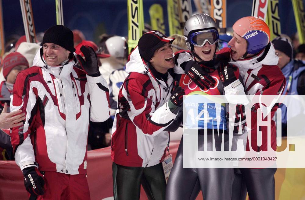 Team Österreich bejubelt Thomas Morgenstern (2.v.re.) der den Olympiasieg perfekt gemacht hat, v.li. Andreas Widhölzl, Andreas Kofler und Martin Koch Skispringen OS Winter Herren Olympische Spiele Turin 2006, Winterspiele, Nordischer Skisport, Ski Nordisch, Skispringen Gruppe Pragelato Freude,