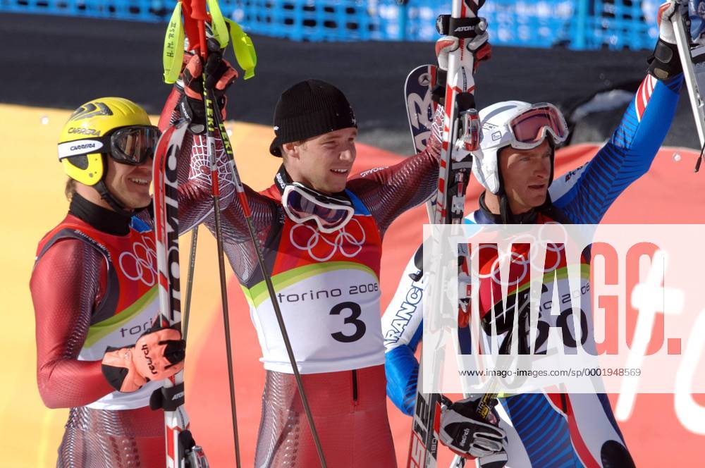 Siegerehrung Riesenslalom bei den Olympischen Spielen 2006, v.li.: Der Dritte Hermann Maier, Olympiasieger Benjamin Raich (beide Österreich) und der Zweite Joel Chenal (Frankreich) Alpiner Skilauf OS Winter Herren Olympische Spiele Turin 2006, Winterspiele, Riesenslalom, Ski Alpin, Skisport Gruppe Sestriere Colle Freude,