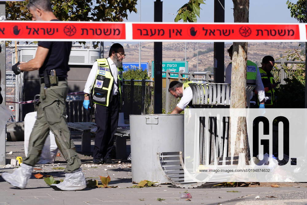 KW47 Israeli security forces and forensic experts work at the scene of an explosion at a bus stop in Jerusalem on Wednesday on November 23, 2022. At least one person was killed and 16 other wounded in twso eparate explosions targeting bus stations in Jerusalem, Medical officials said. JER2022112304 IbrahimxHamad