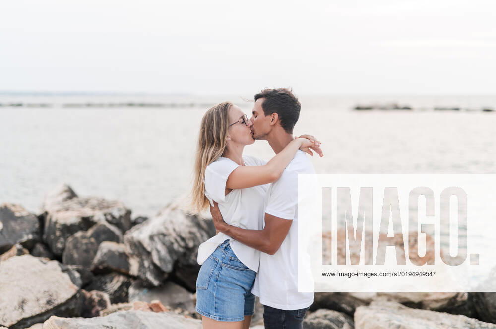 Couple embracing and kissing at beach model released, Symbolfoto, MEF00131