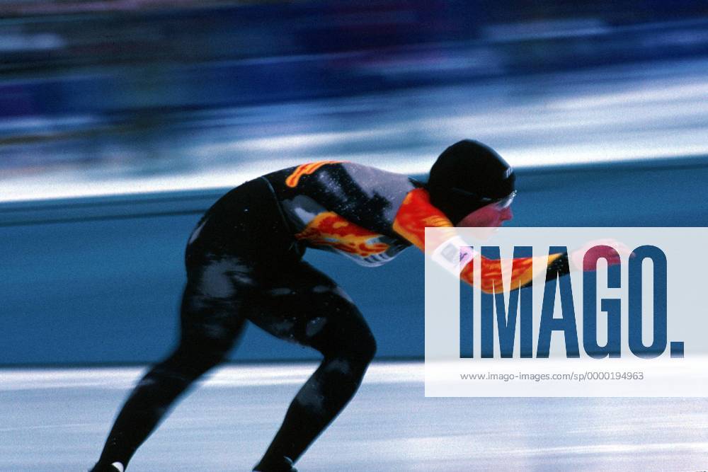 Claudia Pechstein (Deutschland) auf der Bahn Eisschnellauf OS Winter Damen Olympische Winterspiele 1994, Olympiade, Olympia, Spiele, Eisschnellaufen, Eisschnelllaufen, 5000m Einzelbild Lillehammer Dynamik