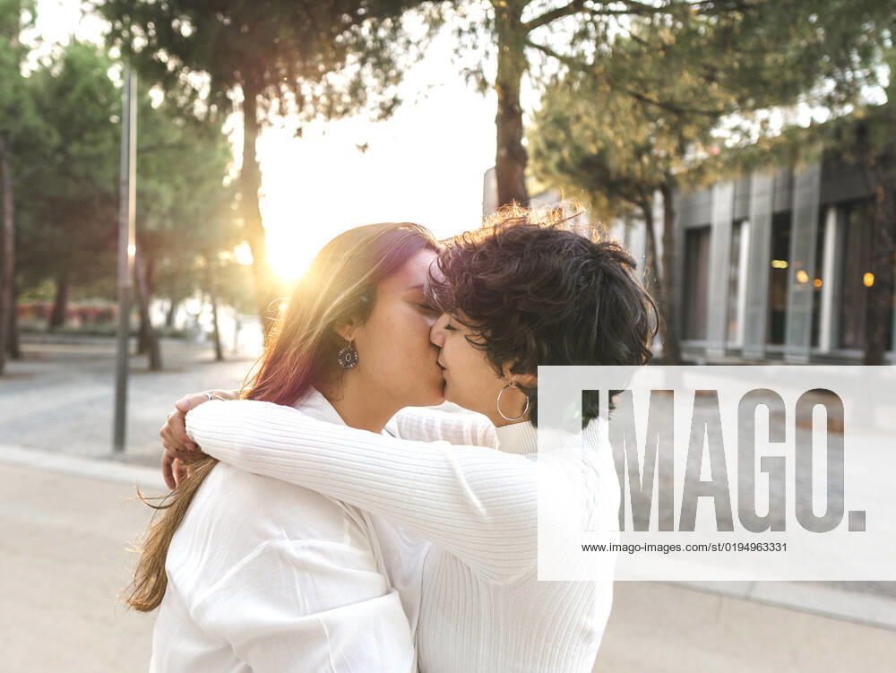 Affectionate lesbian couple embracing and kissing each other at street model released, Symbolfoto, AMRF00162