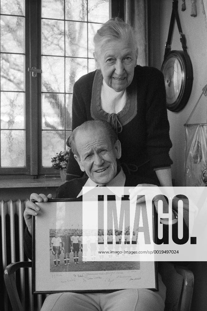 Fussball Homestory Sepp Herberger 28.02.1977 zur Vorschau zu seinem 80. Geburtstag: Altbundestrainer Sepp Herberger (unten) mit Frau Eva und einem Bild der Weltmeister Mannschaft von 1954 MODELxRELEASExx