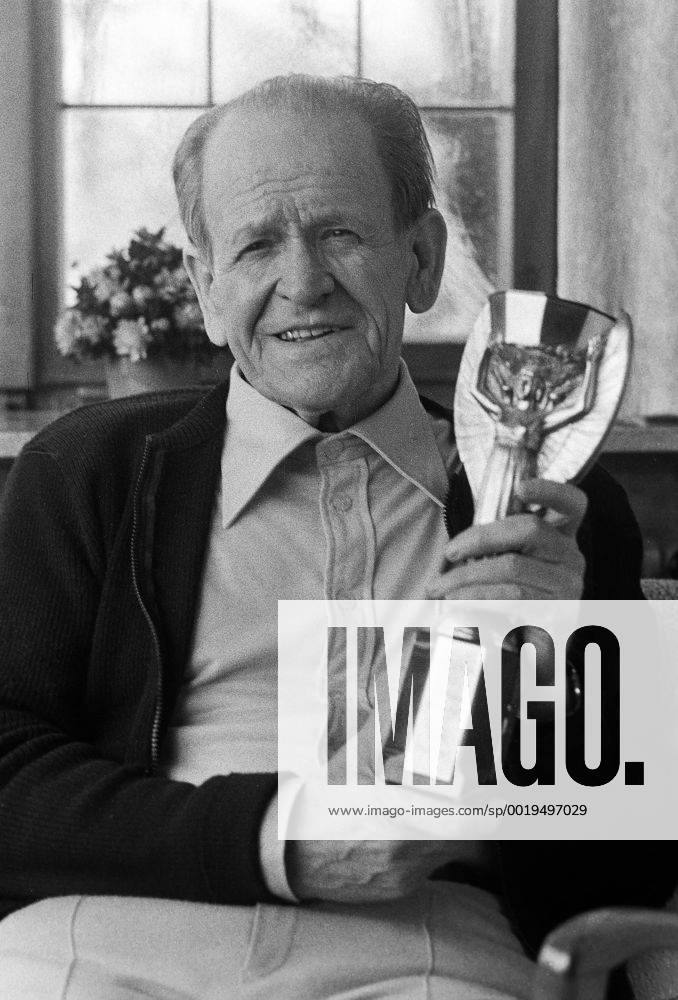 Fussball Homestory Sepp Herberger 28.02.1977 zur Vorschau zu seinem 80. Geburtstag: Altbundestrainer Sepp Herberger mit Jules Rimet Pokal MODELxRELEASExx