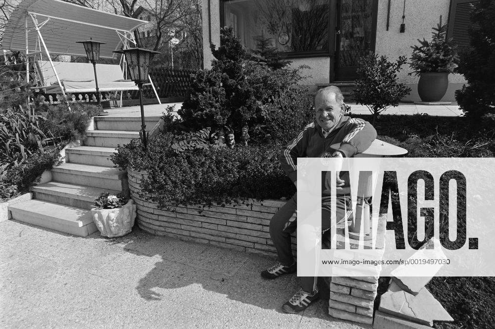 Fussball Homestory Sepp Herberger 18.03.1972 Altbundestrainer Sepp Herberger in seinem Garten in Weinheim MODELxRELEASExx
