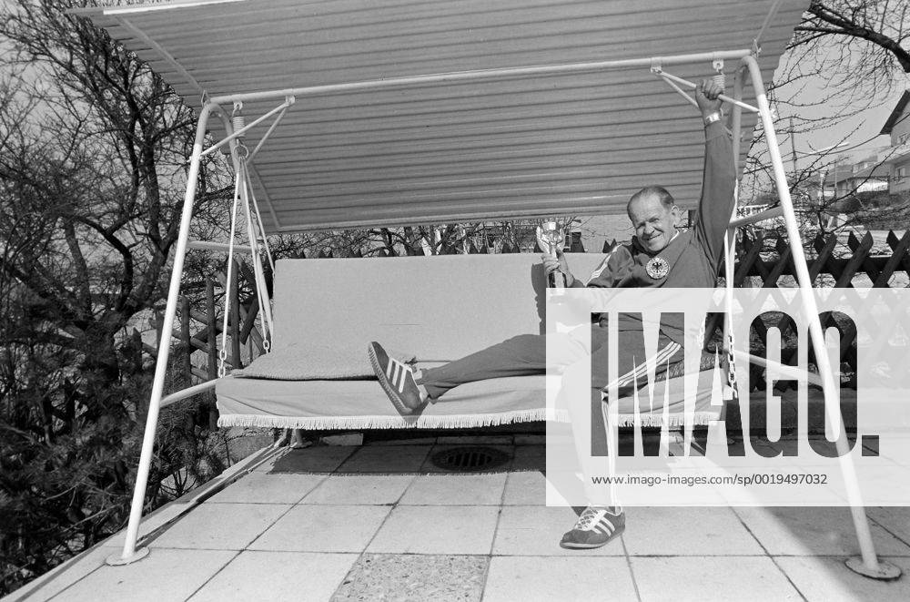 Fussball Homestory Sepp Herberger 18.03.1972 Altbundestrainer Sepp Herberger in einer Hollywoodschaukel in seinem Garten in Weinheim mit dem Jules Rimet Pokal MODELxRELEASExx