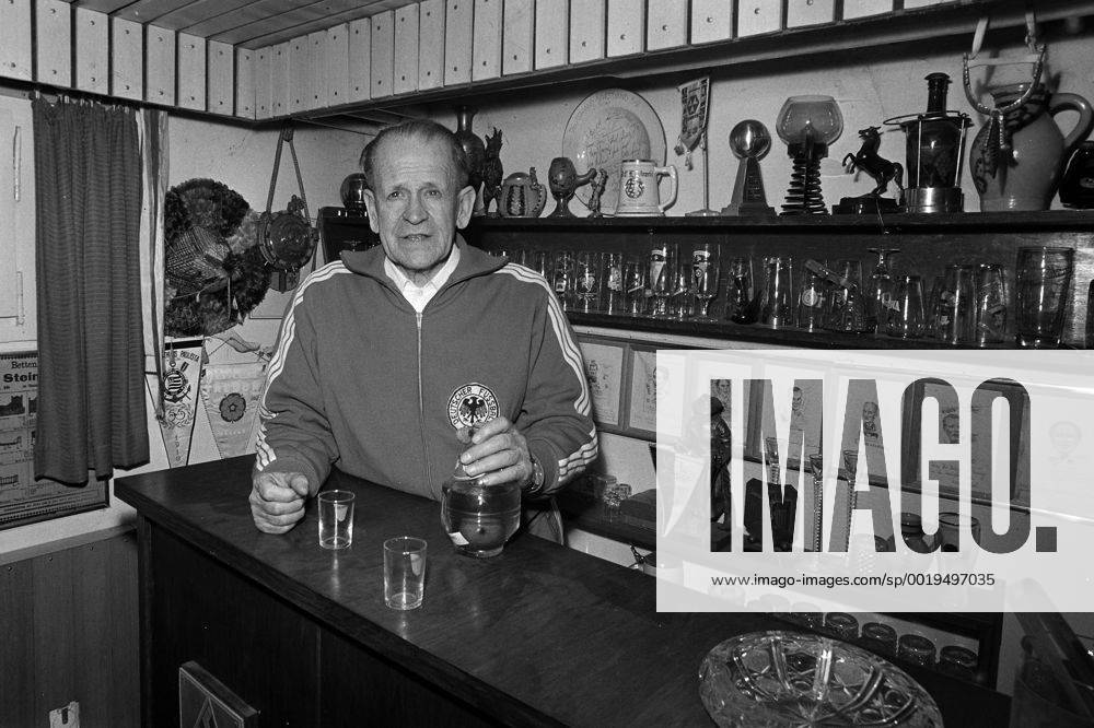 Fussball Homestory Sepp Herberger 18.03.1972 Altbundestrainer Sepp Herberger in seiner Fussballstube in seinem Haus in Weinheim MODELxRELEASExx