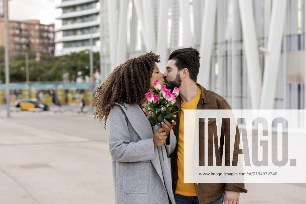 Young tourists kissing each other at footpath model released, Symbolfoto, JCCMF07966
