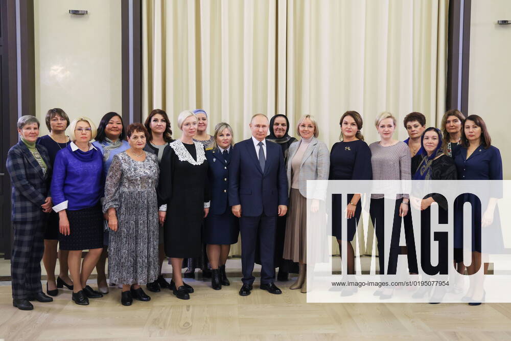 KW47 RUSSIA, MOSCOW REGION - NOVEMBER 25, 2022: Russia s President Vladimir Putin poses for a group photo after a meeting at the Novo-Ogaryovo residence with mothers of servicemen taking part in the special military operation. Alexander Shcherbak TASS 56080272