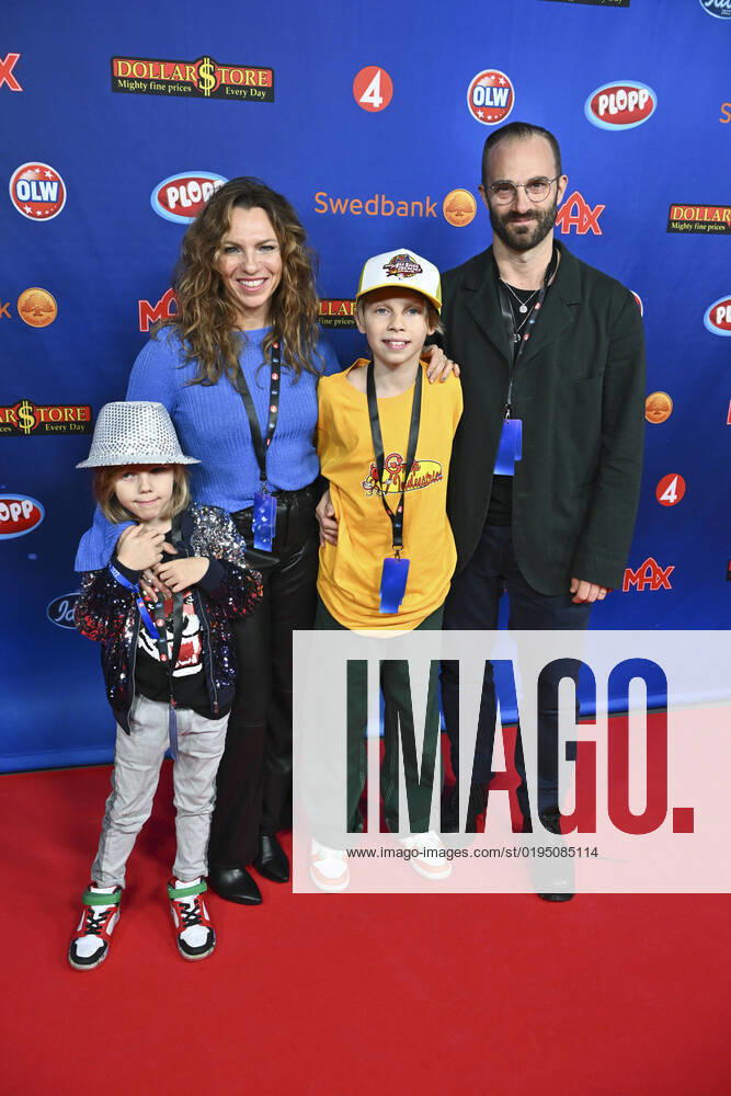 STOCKHOLM 20221125 Sofia Ledarp and Tobias Norenstedt arrive at Friday nights final in Idol together with the children Stockholm Sweden