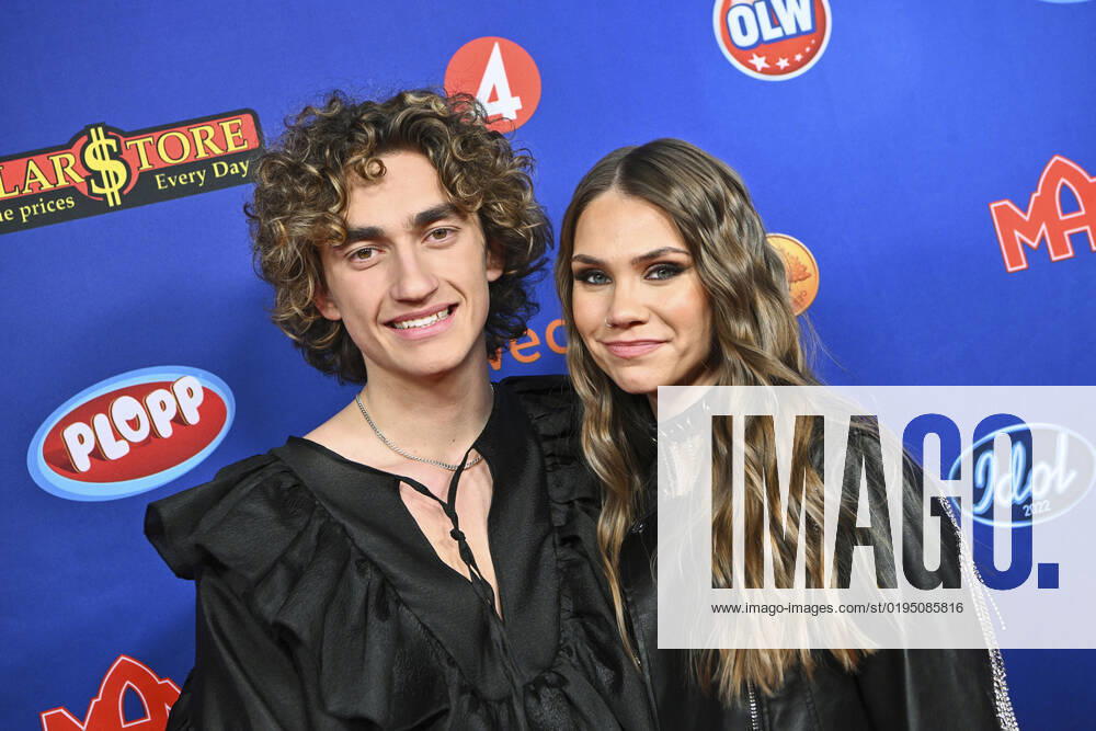 STOCKHOLM 20221125 Arets finalists, Albin Tingwall and Nike Sellmar, arrive at Friday nights final in Idol Stockholm Sweden
