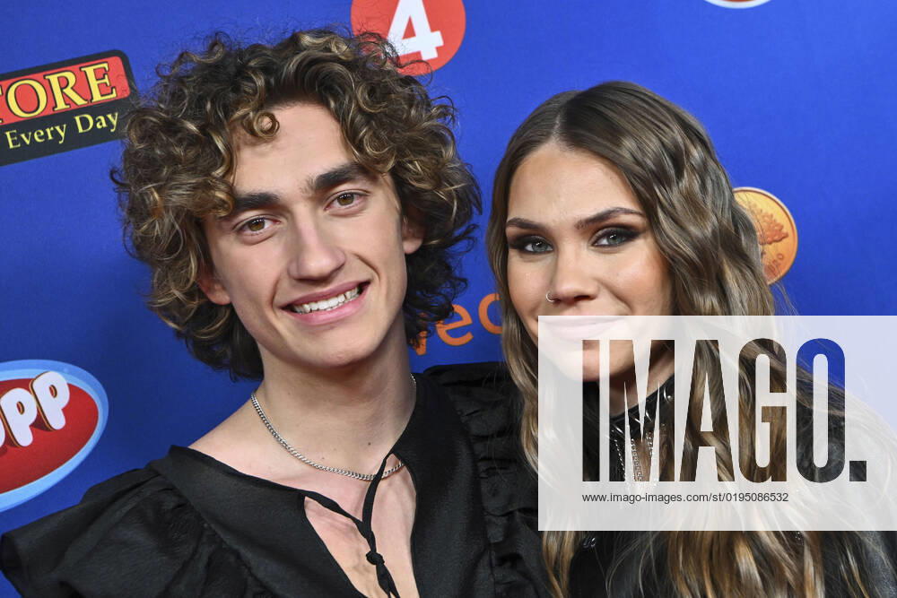 STOCKHOLM 20221125 Arets finalists, Albin Tingwall and Nike Sellmar, arrive at Friday nights final in Idol Stockholm Sweden skiing