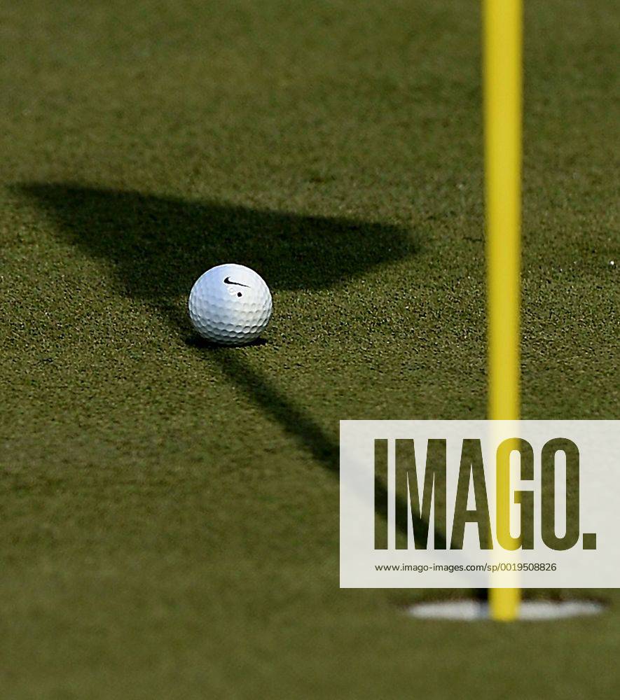 Augusta, GA, USA - Rory McIlroy s ball sits in the shadow of the pin on the second green during first round action of the Masters Tournament at Augusta National Golf Club on Thursday, April 9, 2015 in Augusta, Ga. Golf Masters - ZUMAm67_