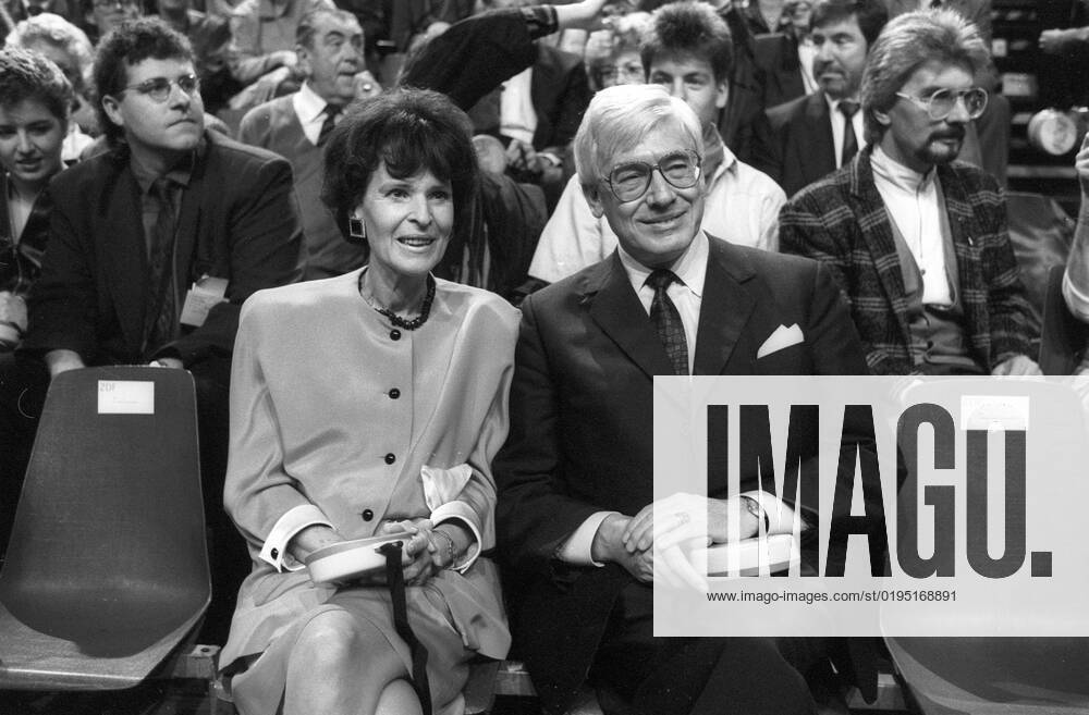 Christian Schwarz Schilling with his wife Marie Luise 12 88 ru Marie Luise and Christian Schwarz Schilling at the premiere of Nase vorn ZDF on December 10, 1988 germany german german man ex former federal minister post minister post and telecommunications tele