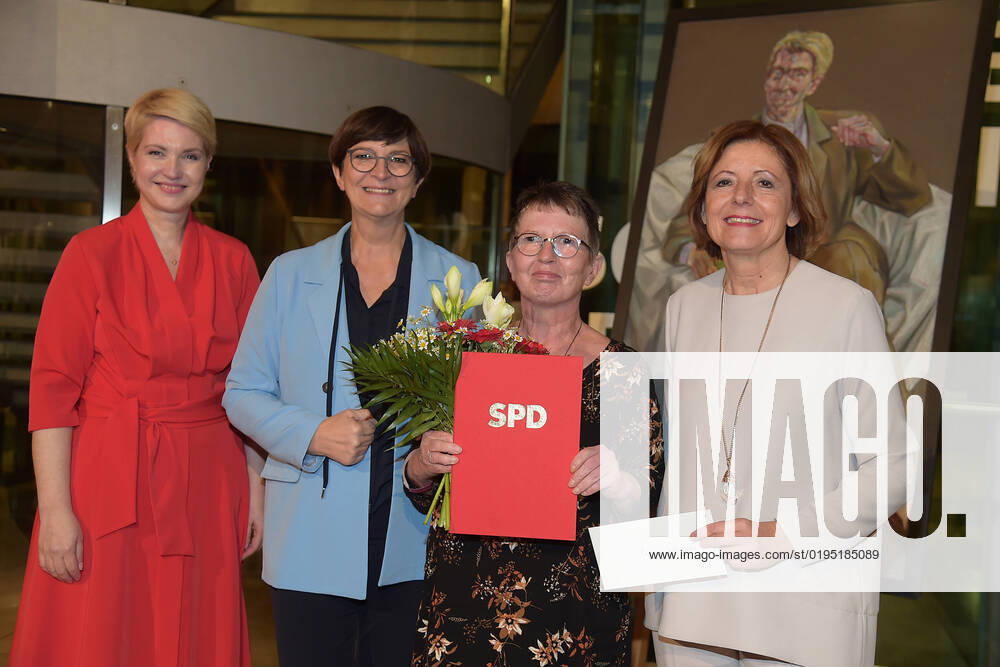 Regine Hildebrandt Prize 2020 2022 V l n r Manuela Schwesig, Saskia Esken, Inge Heimer, PREIS for grannies against the right, Malu Dreyer Regine Hildebrandt Prize in the SPD House Award ceremony 2020 2022 in Berlin on 26 11 2022 Photopress Mueller